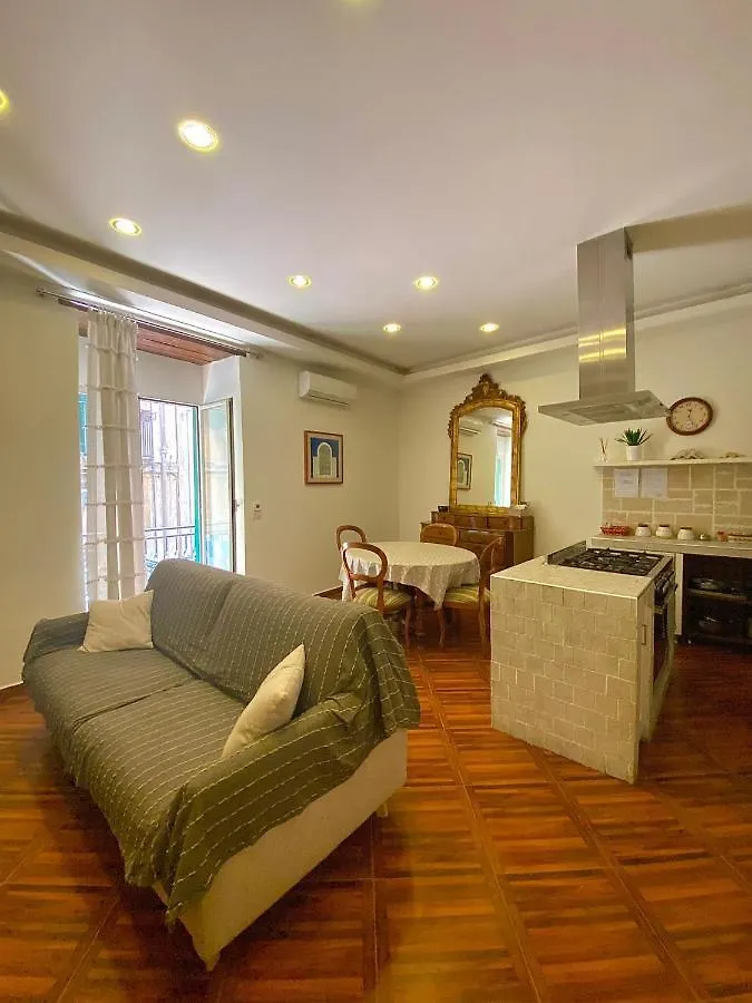 Trinita Degli Spagnoli House Naples