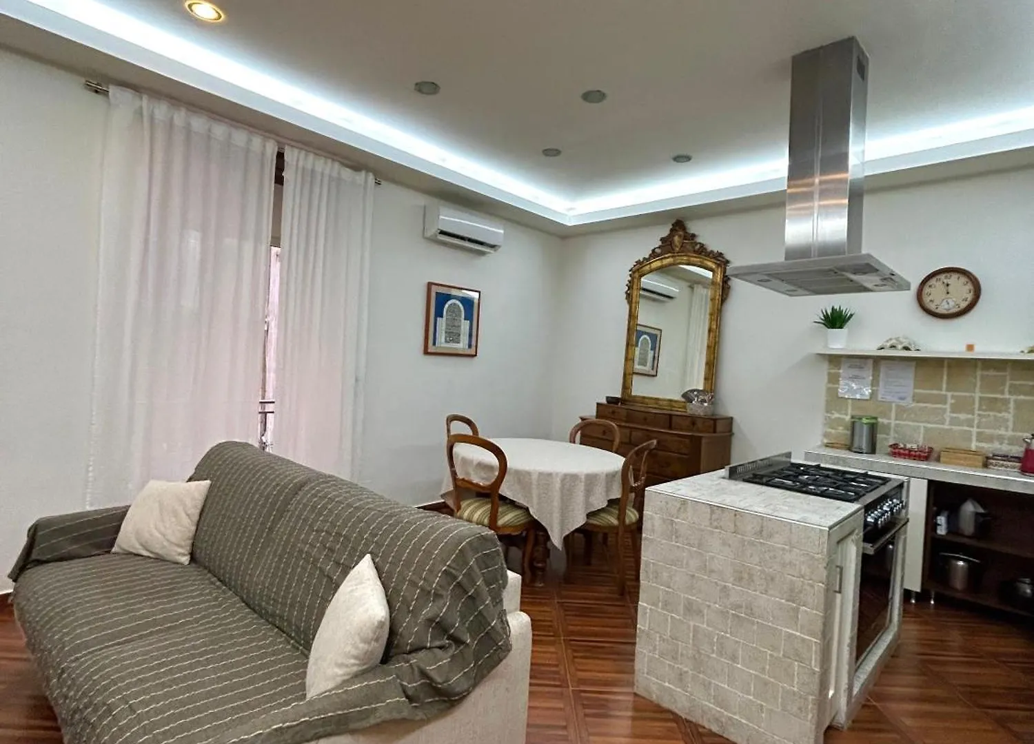 Trinita Degli Spagnoli House Naples